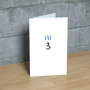 3 Candle Birthday Card scaricabile. Candele di tre anni Pietra miliare Adorabile Colorato Giocoso Messaggio speciale Ricordo stampabile