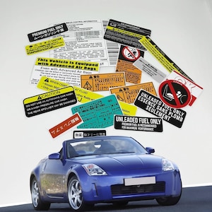 Può includere: Un set di adesivi di avvertenza per un'auto, tra cui adesivi che recitano "Carburante Premium Solo", "Carburante Senza Piombo Solo", "Questo Veicolo È Dotato di Airbag Avanzati" e "Attenzione: Non Utilizzare un Lavaggio Auto Automatico o un Lavaggio ad Alta Pressione. Lo Spoiler Posteriore Potrebbe Essere Danneggiato."