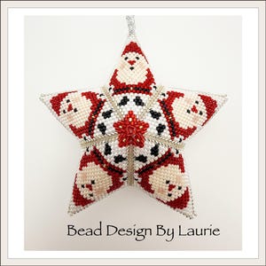 Puede incluir: Adorno navideño en forma de estrella de cuentas con caras de Papá Noel y un esquema de color rojo y blanco. La estrella está adornada con detalles plateados y una estrella roja en el centro. El texto "Bead Design By Laurie" está en la parte inferior.