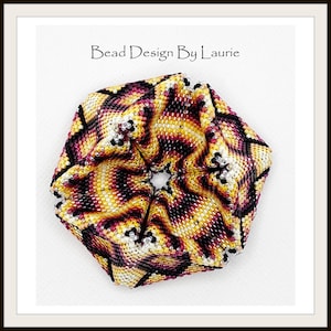 Puede incluir: Un diseño de cuentas hexagonal en tonos de amarillo, naranja, rojo y negro. El diseño es un patrón geométrico con un agujero central. El texto "Bead Design By Laurie" es visible en la parte superior de la imagen.
