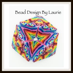 Puede incluir: Una escultura geométrica de cuentas multicolores con el texto "Bead Design By Laurie". La escultura presenta un vibrante arcoíris de colores, incluyendo rosa, azul, amarillo y verde, dispuestos en un patrón de estrella.