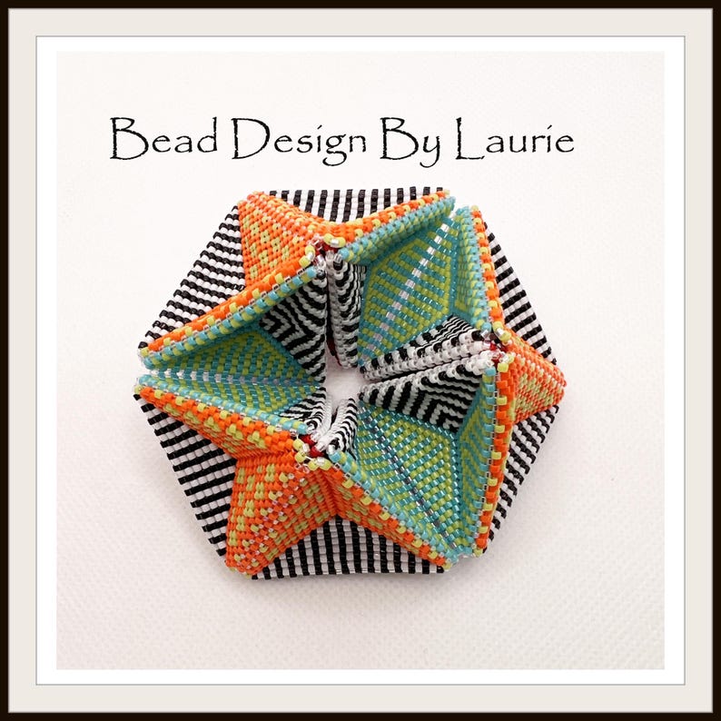 Puede incluir: Un dise&ntilde;o de cuentas geom&eacute;trico en negro, blanco, naranja, amarillo y azul. El dise&ntilde;o es una estrella 3D con un fondo a rayas blanco y negro.