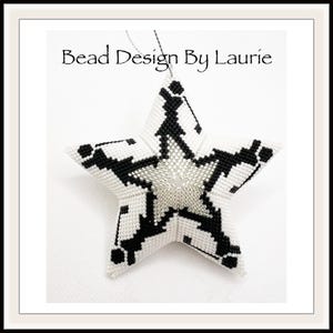 Peut inclure: Une étoile de Noël en perles noires et blanches avec un centre en perles argentées. L'ornement est fait à la main et présente un motif géométrique. Le texte "Bead Design By Laurie" est visible en haut au centre de l'image.