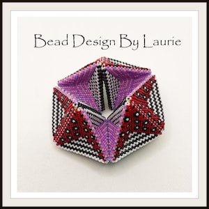 Puede incluir: Un dise&ntilde;o de cuentas geom&eacute;trico en rojo, negro, blanco y morado. El dise&ntilde;o est&aacute; hecho de m&uacute;ltiples tri&aacute;ngulos que forman una forma de cubo. El texto "Bead Design By Laurie" est&aacute; en la parte superior de la imagen.