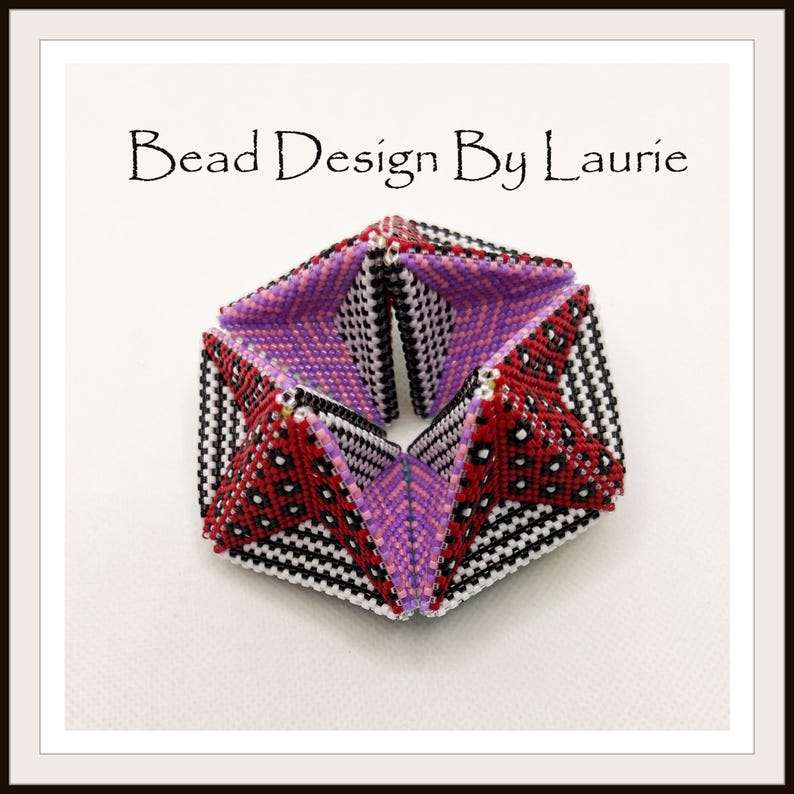 Puede incluir: Un dise&ntilde;o de cuentas geom&eacute;trico en rojo, negro, blanco y morado. El dise&ntilde;o est&aacute; hecho de m&uacute;ltiples tri&aacute;ngulos que forman una forma de cubo. El texto "Bead Design By Laurie" est&aacute; en la parte superior de la imagen.