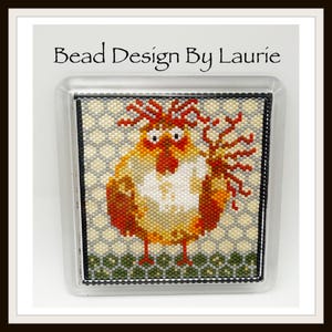 Op de afbeelding: Een vierkant kunstwerk van kralen met een gestileerde kip met rood, oranje en wit verenkleed tegen een honingraatachtergrond. De tekst Bead Design By Laurie staat boven het kunstwerk, dat is ingelijst in een heldere acryllijst.