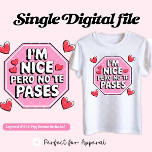 以下が含まれることがあります： ピンクの停止標識のグラフィックが描かれた白いTシャツ。スペイン語で「I'm Nice Pero No Te Passes」と書かれています。グラフィックは小さな赤いハートで囲まれています。
