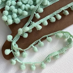 Mintgroene kleine pompon bobbelrand, heldere pompon - per meter verkocht