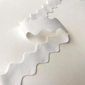 Grosgrain Ric Rac blanco jumbo de May Arts. Se vende por metro.
