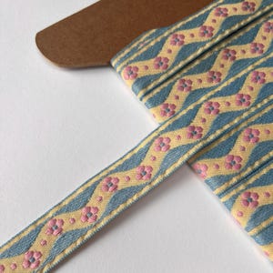 ヴィンテージの花柄ジャカード織りリボン（ブルーとピンク）をメートル単位で販売。デッドストックのヴィンテージリボン、手芸用品、雑貨