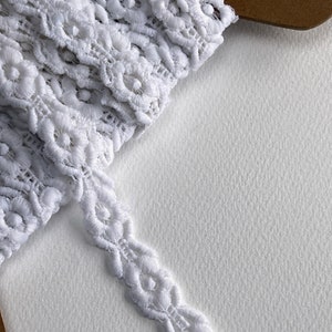 Vintage Daisy lace braid edging - sold by the metre. Deadstock haberdashery lace, vintage trim