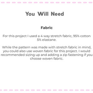 Op de afbeelding: Een roze en witte tekstbox met de titel "You Will Need" en een sectie met de titel "Fabric". De tekst legt uit dat er een 4-weg stretchstof is gebruikt voor het project, maar dat geweven stof kan worden gebruikt met aanpassingen.