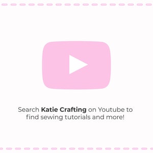 Op de afbeelding: Roze YouTube-playknop met de tekst "Zoek Katie Crafting op YouTube om naai-tutorials en meer te vinden!"