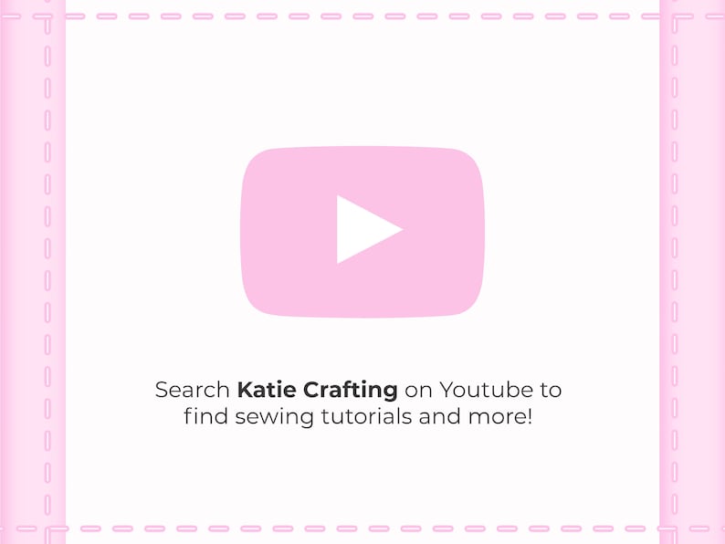 Op de afbeelding: Roze YouTube-playknop met de tekst "Zoek Katie Crafting op YouTube om naai-tutorials en meer te vinden!"