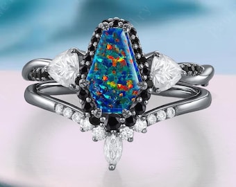 Anello di fidanzamento in opale di fuoco nero a forma di bara gotica, anello con alone in oro nero, set da sposa vintage con opale intrecciato, pietra portafortuna di ottobre, regalo di anniversario