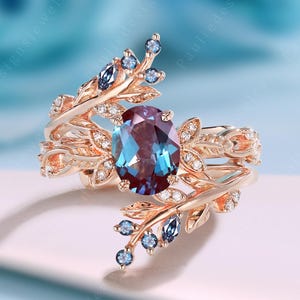 Anillo de compromiso vintage de alejandrita ovalada en oro rosa. Anillo de boda de alejandrita en racimo. Anillo de boda de alejandrita mejorado. Regalo de aniversario.