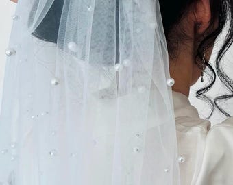 Velo de novia Pearl con peineta: Tul suave, largo catedral.