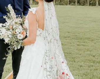 Velo de novia bordado con flores silvestres: Velo de novia Jardín Secreto