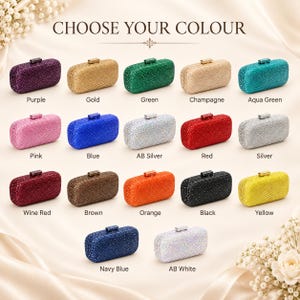 Puede incluir: Una colecci&oacute;n de diecisiete bolsos de mano rectangulares cubiertos de cristales brillantes, cada uno con un peque&ntilde;o cierre met&aacute;lico en la parte superior. Los colores incluyen morado, oro, verde, champ&aacute;n, verde agua, rosa, azul, plata AB, rojo, plata, rojo vino, marr&oacute;n, naranja, negro, amarillo, azul marino y blanco AB, con el texto CHOOSE YOUR COLOUR arriba.