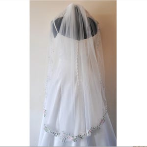Rose Embroidered Bridal Veil: Light Ivory Lace Edge, Fingertip Length