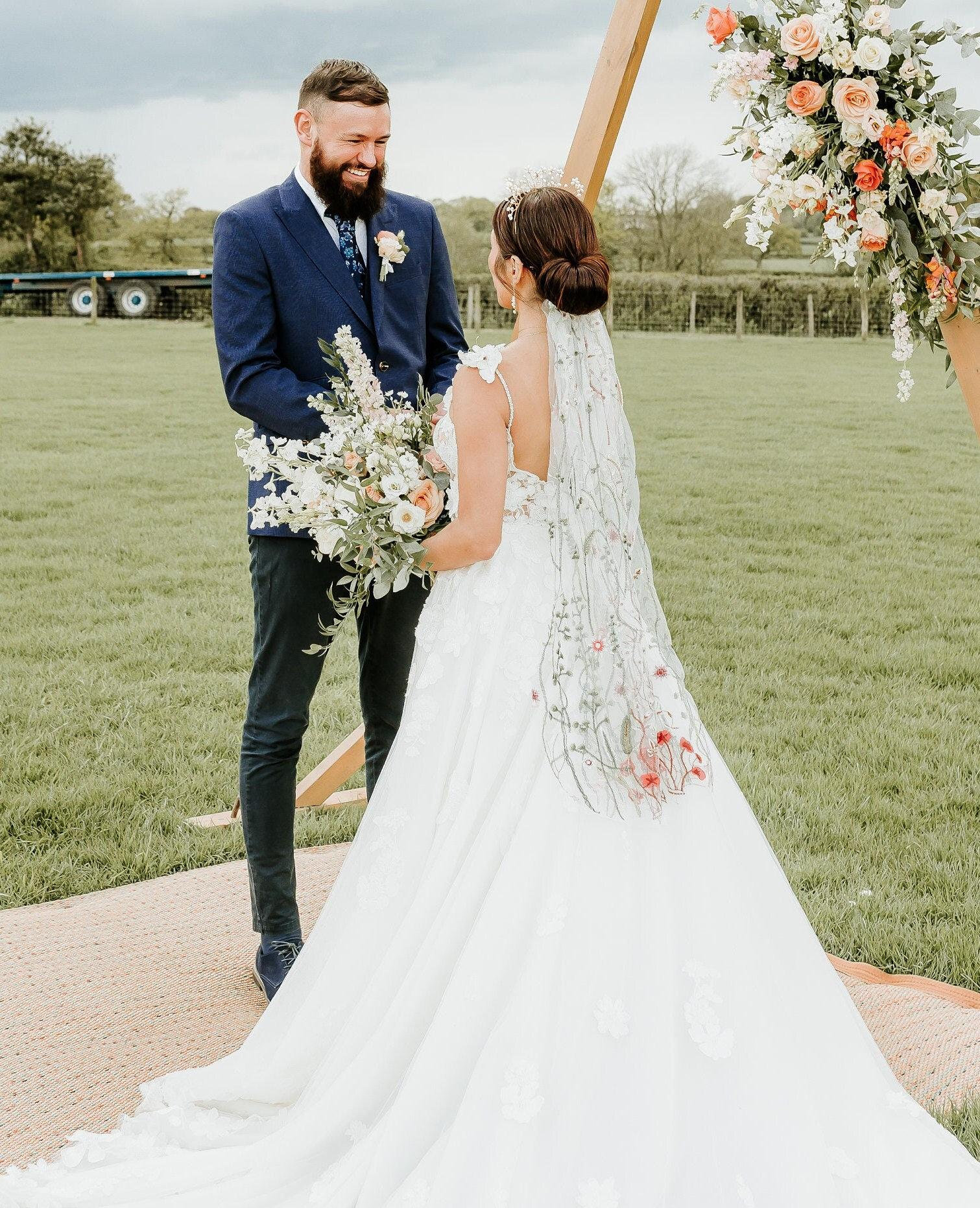 Velo da sposa ricamato con fiori di campo: velo da sposa Secret