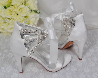 Sandalias blancas de tacón alto para bodas con tiras de cristal y lazo - UK7/US9.5
