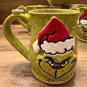 Taza, verde grinch, cerámica hecha a mano