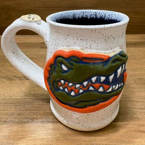 Taza, Florida, caimán azul anaranjado, cerámica hecha a mano