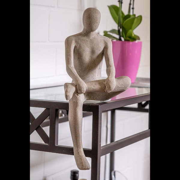 Sculpture moderne / figure en grès moulé | Homme assis pendant jambe | Documentation moderne