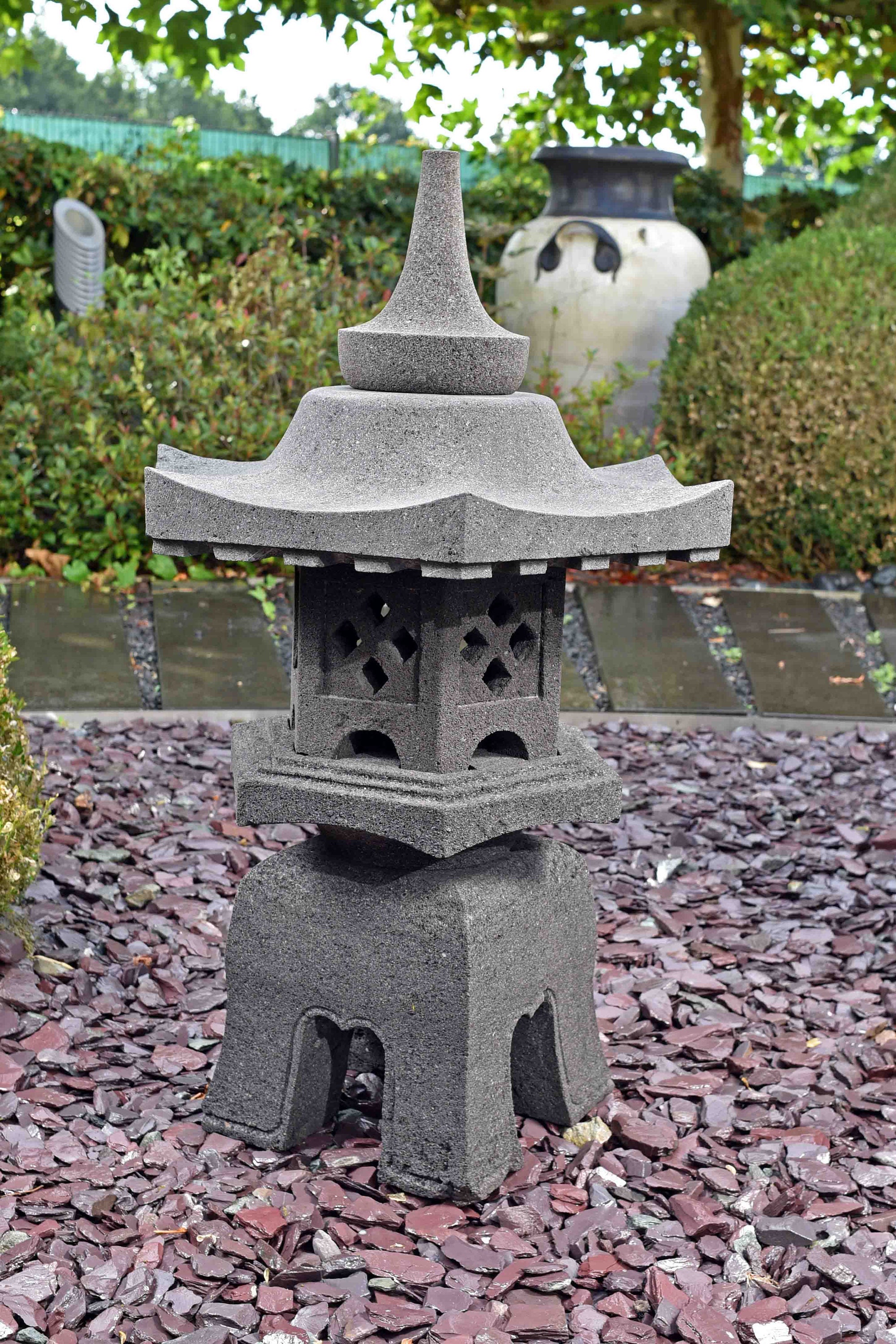 Lanterne japonaise en pierre faite à la main / Pierre de lave asiatique  Yukimi Gata de décoration japonaise en pierre naturelle IDYL Art Commerce -   France