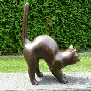 IDYL bronzen sculptuur van een kat met een bult