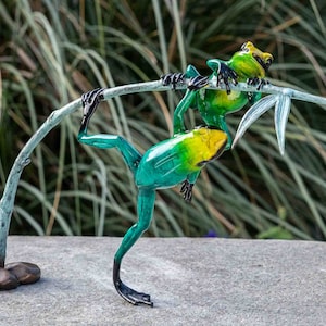 Bronze sculpture Two green frogs on a branch | Animal figure made of bronze, handmade and enamelled | Garden living area decoration | Weatherproof
