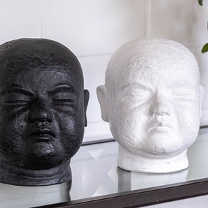 Moderne sculptuur/figuur verdrietig/serieus hoofd - gezicht | Terra wit-mat / zwart | Afmetingen: 20x19x22 cm | decoratie voor woonkamer