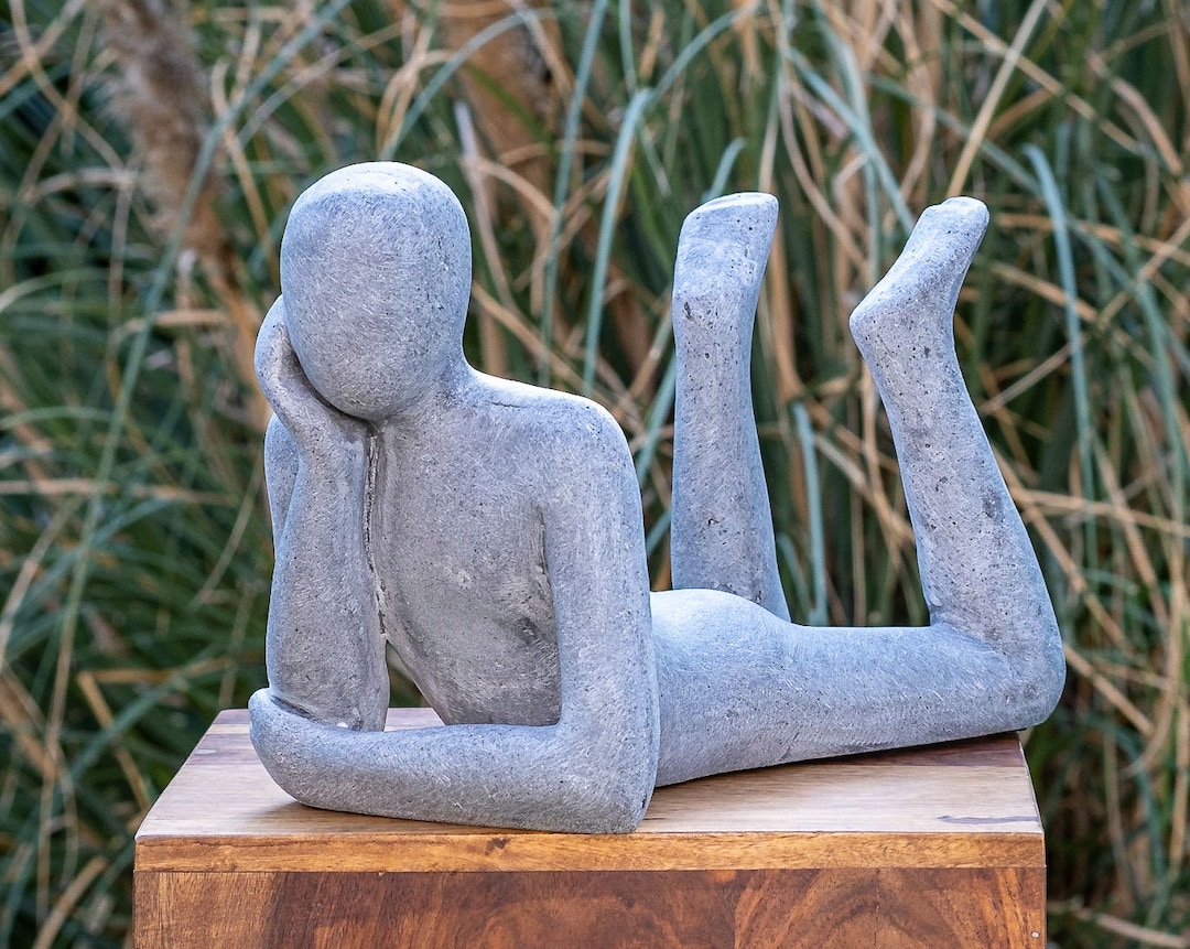 IDYL Moderne Sandsteinguss-Skulptur Flying Man - Wetterfeste Deko-Figur Für Garten, Balkon & Wohnbereich (53x19x20 Cm, Schwarz)
