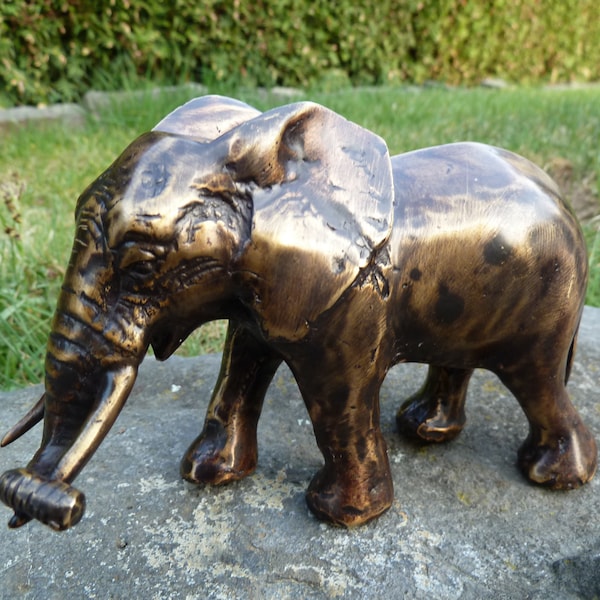 IDYL Bronze-Skulptur Elefant Rüssel auf Stoßzahn