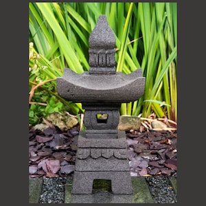 Figura ogrodowa IDYL Pagoda, kamień lawowy – produkt naturalny z niewielkimi niedoskonałościami – odporny na warunki atmosferyczne i mróz – wys. 55 cm