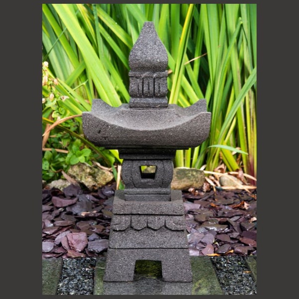 Figurine de jardin IDYL Pagode, pierre de lave - un produit naturel avec de légers trous - résistant aux intempéries et au gel - 55 cm de haut