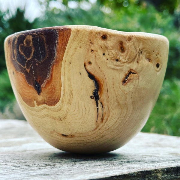 Round bottom bowl, decorative artisanal tableware in ELM, handmade Vercors MoodWood