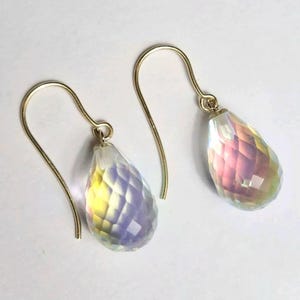 VERKAUF! Feine, 9 Karat Gelbgold Mystic Topas Quarz Facettierte Briolett Haken Ohrringe