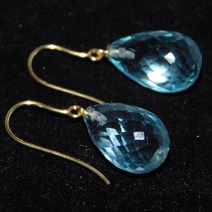 VERKAUF! Feine, 9 Karat Gelbgold hellblau Aquamarin Topas Quarz Facettierte Briolette Haken Ohrringe