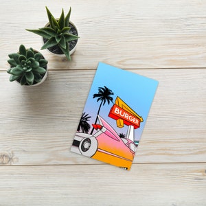 Carte postale | Illustration Vintage Americaine | Impression d’art 10 × 15 cm | 1959 Cadillac Maisto Rose