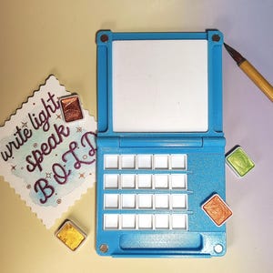 Plastic Watercolour Palette – 20-Slot Travel Set with Mixing Area & Magnetic Closure