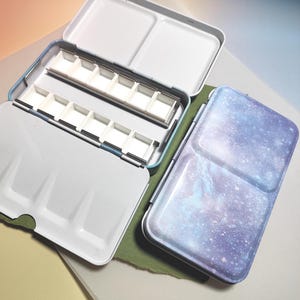 12枚のハーフパンが入った金属製水彩絵の具箱：旅行やスタジオでの使用に最適なコンパクトなパレットケース