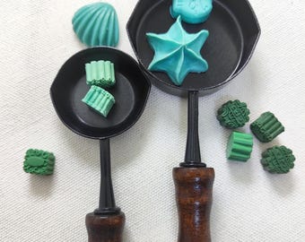 Non-Stick Wax Seal Spoon, Black Sealing Wax Melting Spoon with Wooden Handle, Wax Bead Spoon for Wax Seals on Letters & Gift Wrap
