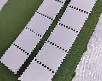 5 strisce di carta bianca da 300 g/m² (pressata a caldo/a freddo) in stile timbro, ideali per campionature, pittura, corrispondenza artistica, collage, journaling e tecniche miste.