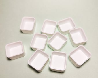 Puste połówki pojemników na farby akwarelowe – paleta DIY, 2 ml, biały plastik (zestaw 15 sztuk)