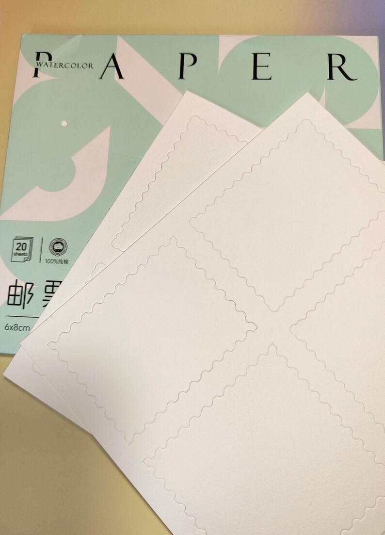 Pu&ograve; includere: Confezione di carta per acquerello con un design verde chiaro e bianco. La carta &egrave; bianca con un bordo smerlato e la confezione include il testo "WATERCOLOR PAPER" e "20 fogli". La carta misura 6x8cm.