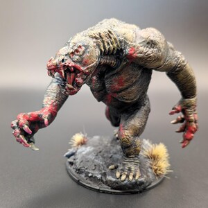 Miniatura de DnD pintada a mano/en gris/monstruo jefe ensangrentado