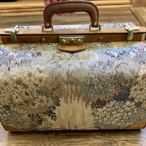 RARE! VINTAGE FRENCH LUGGAGE CO COUNTRYSIDE SUEDE TAPESTRY TRAIN / MAKEUP  CASE