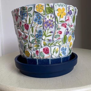 Vaso di fiori in mosaico